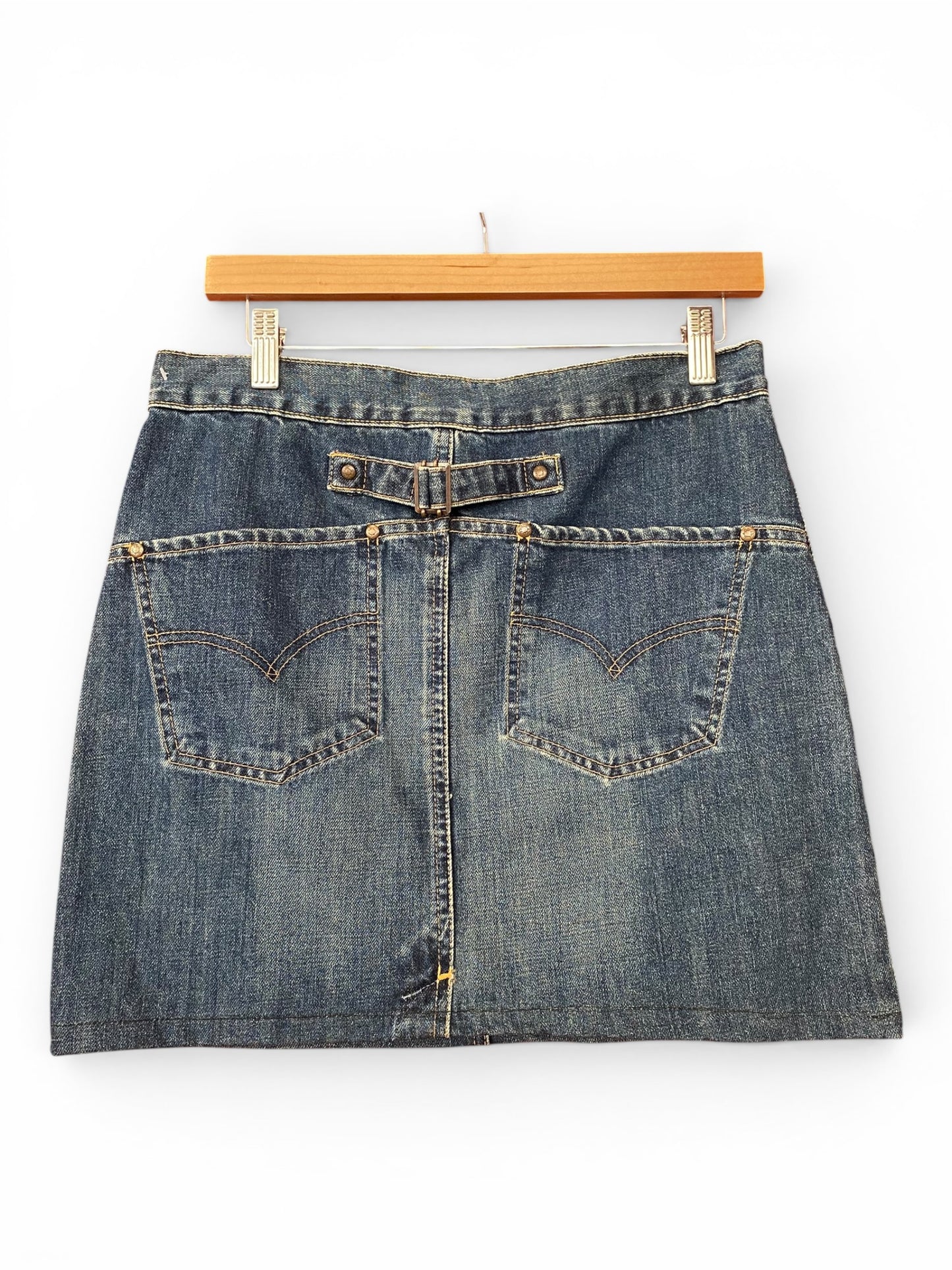90s Levi’s longer mini skirt 🌊