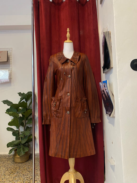 Elegant brown leather coat with intricate details š„