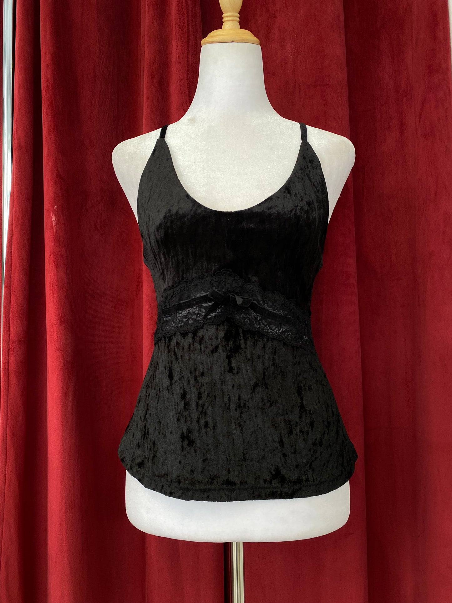 Black velvet top with bow and lace details 🖤