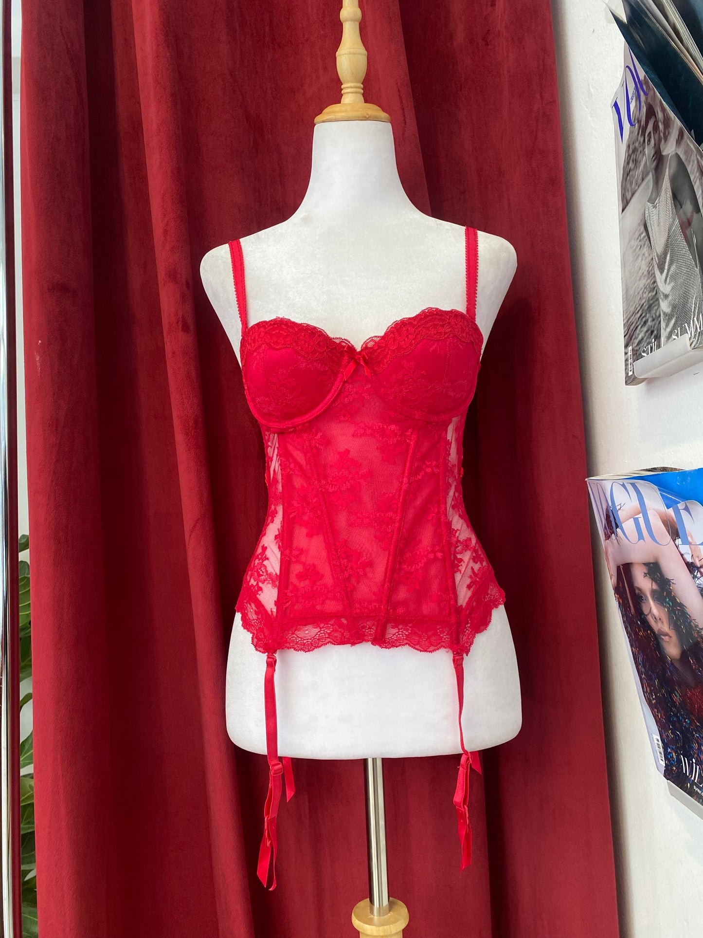 Red lace c*nty corset 💋