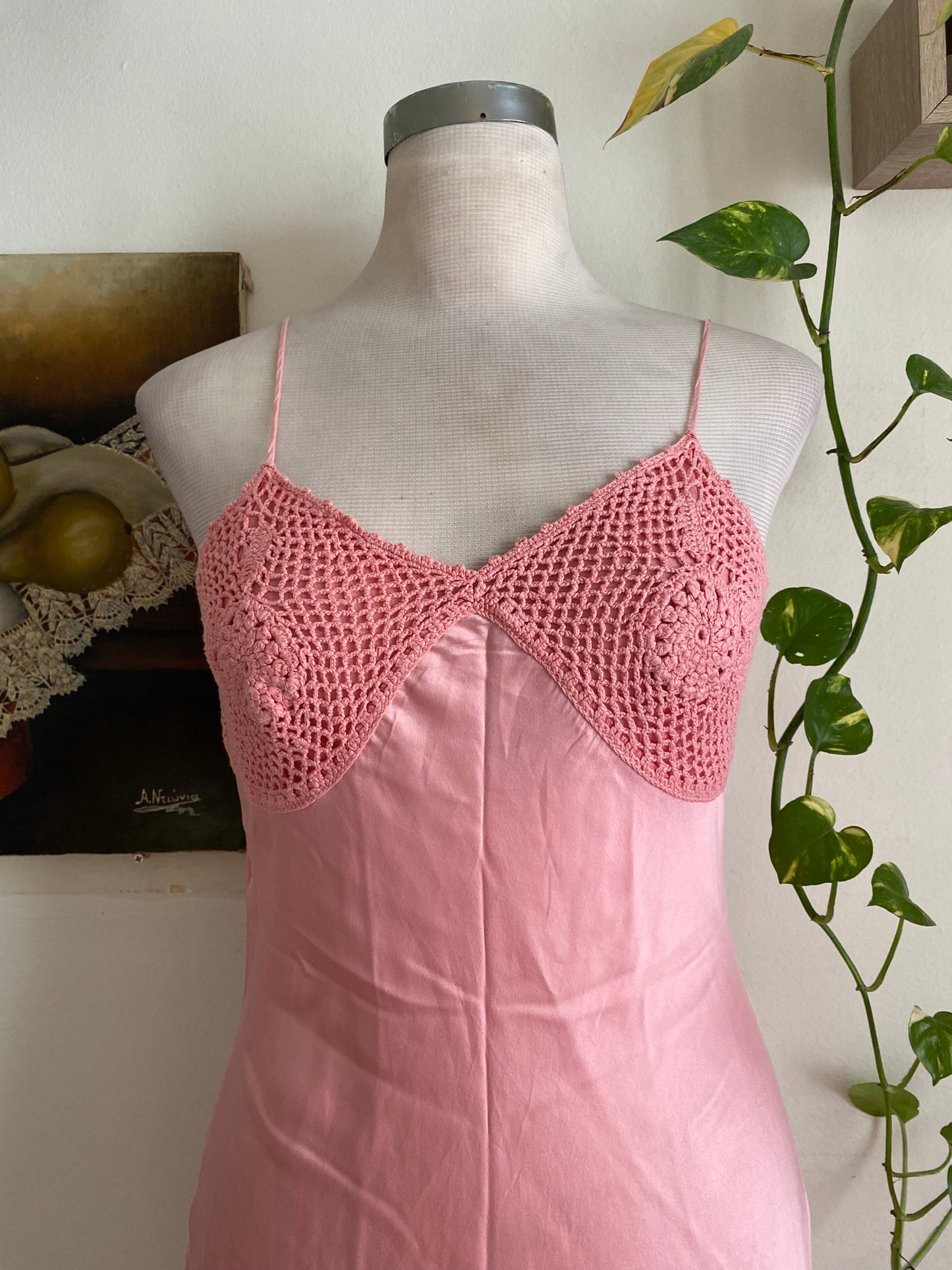 Dusty pink midi dress with crochet details