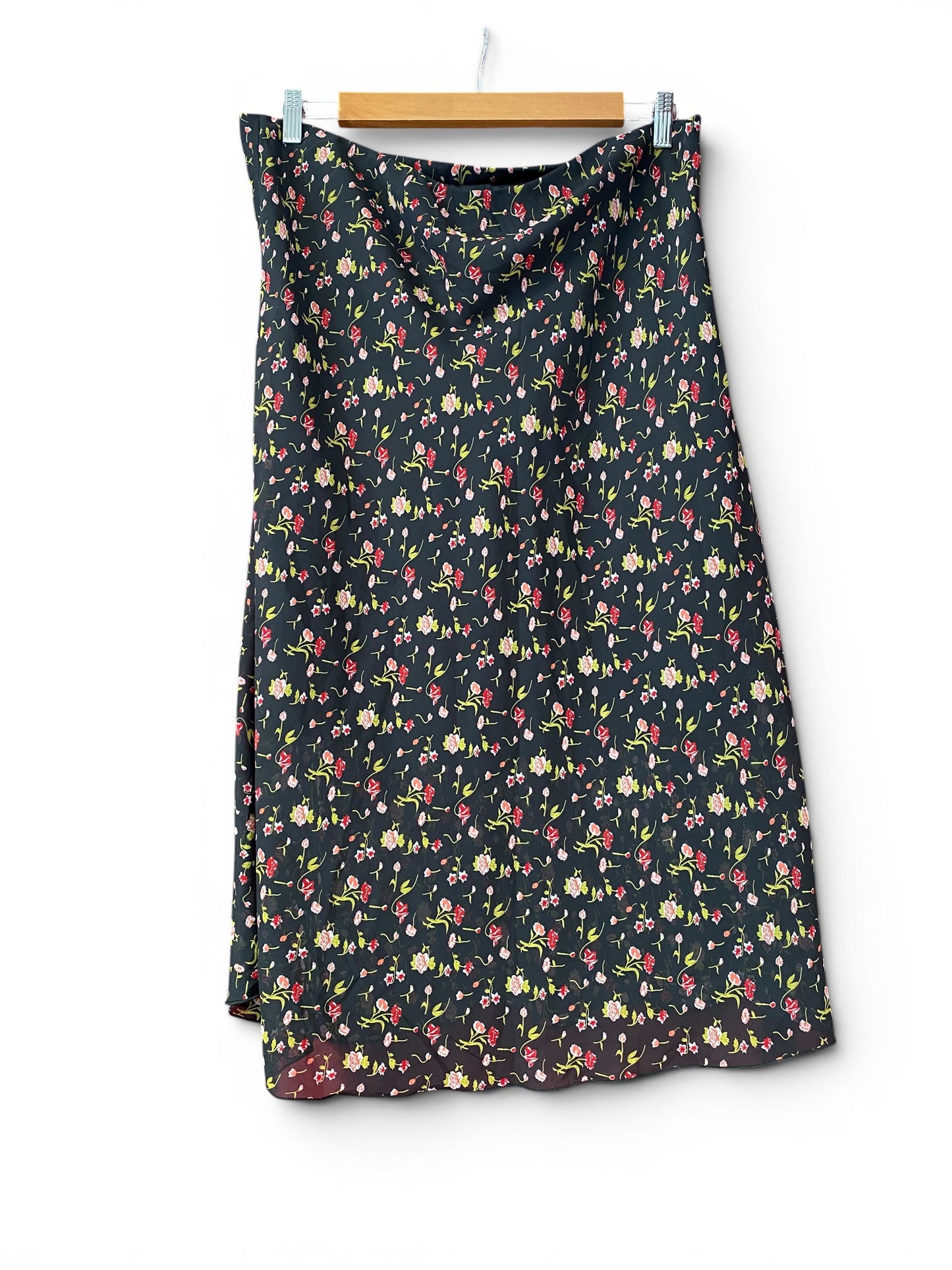 The perfect floral black skirt 💐