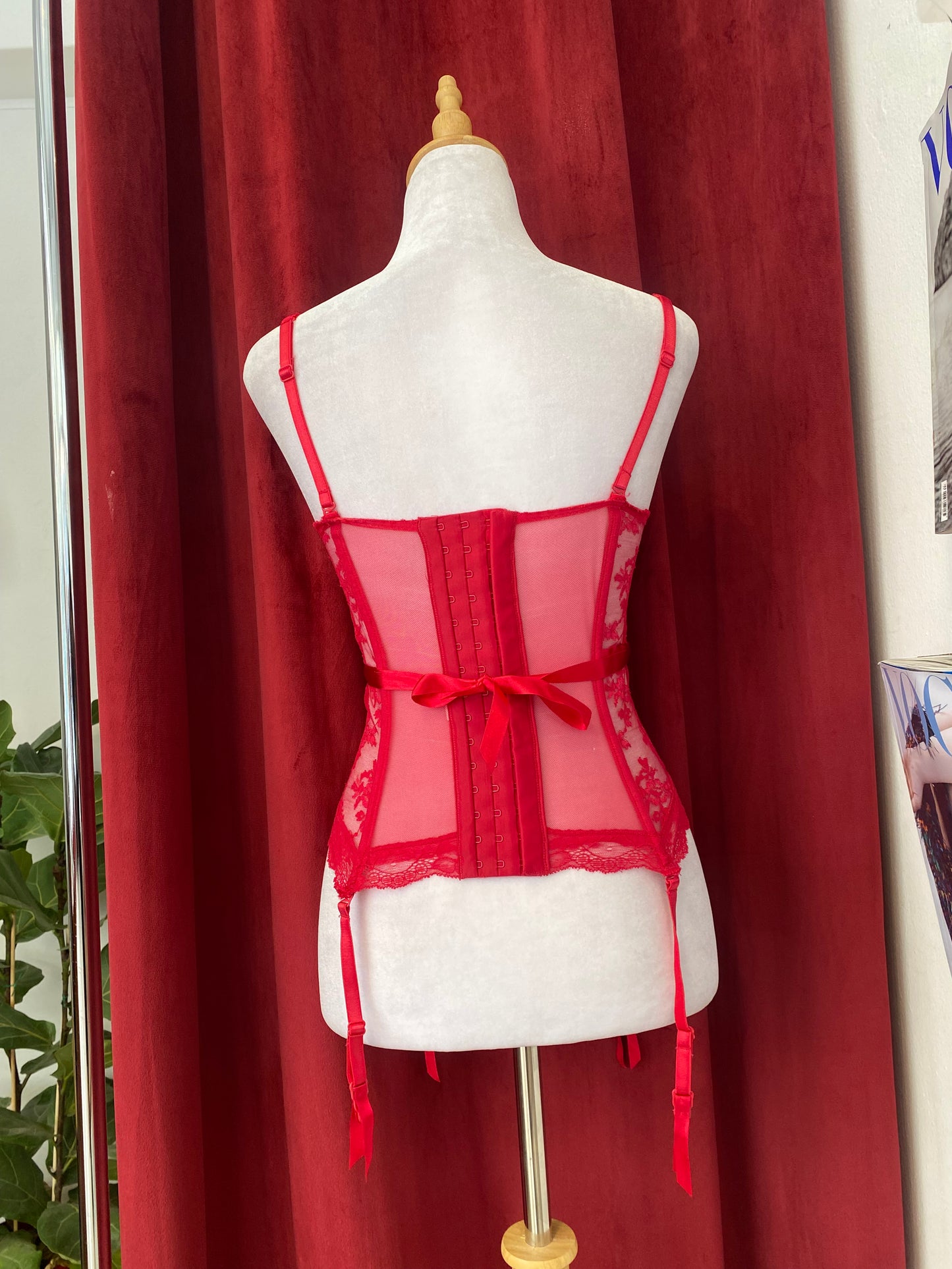 Red lace c*nty corset 💋