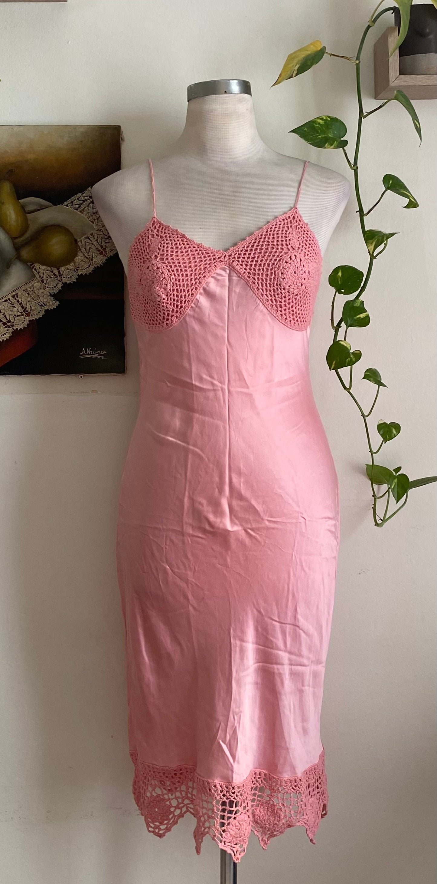 Dusty pink midi dress with crochet details