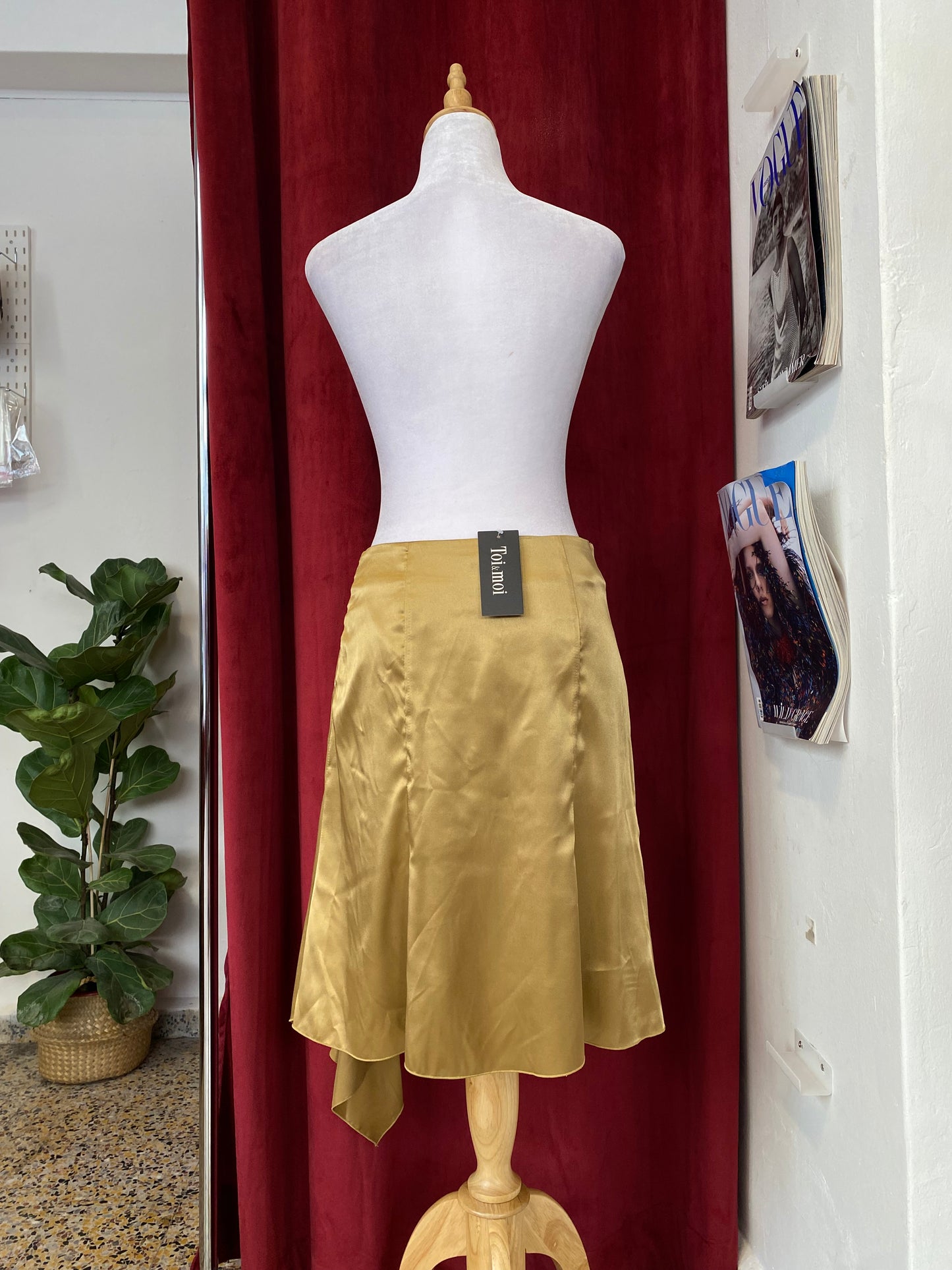 Brand new satin Toi&Moi gold skirt