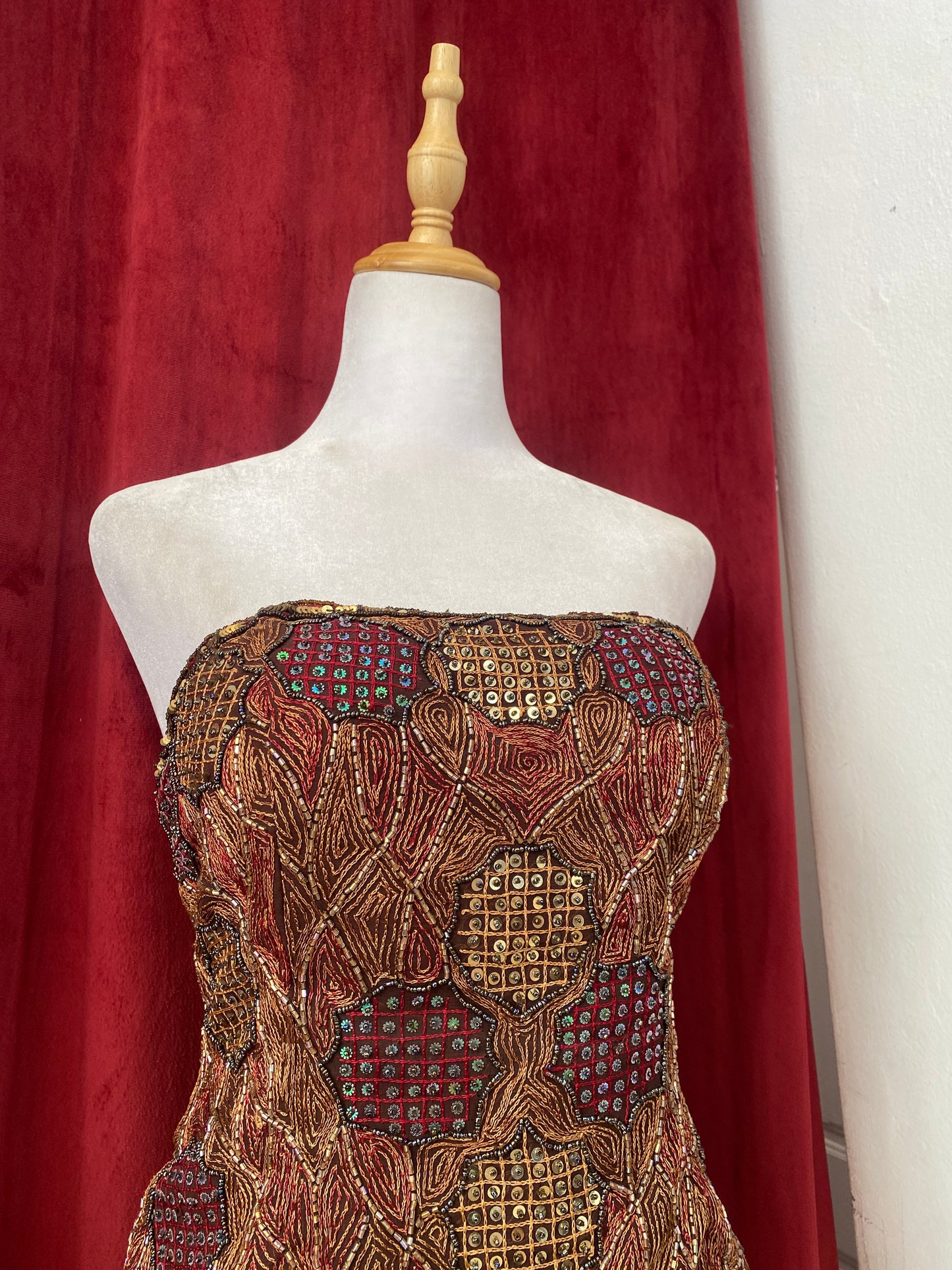 100% silk handbeaded corset ✨