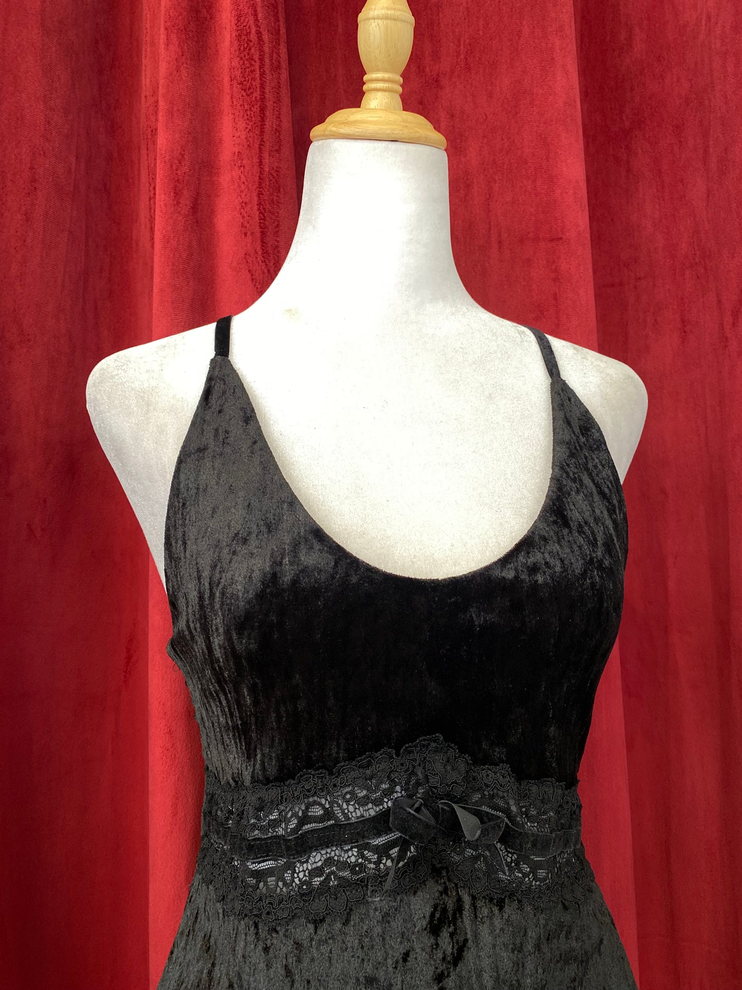 Black velvet top with bow and lace details 🖤