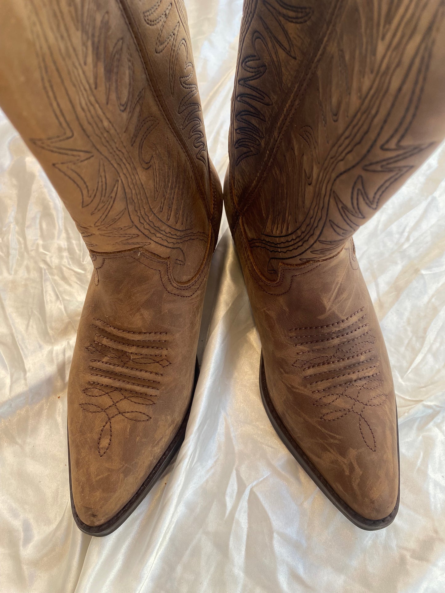 Suede brand new vintage brown cowboy boots