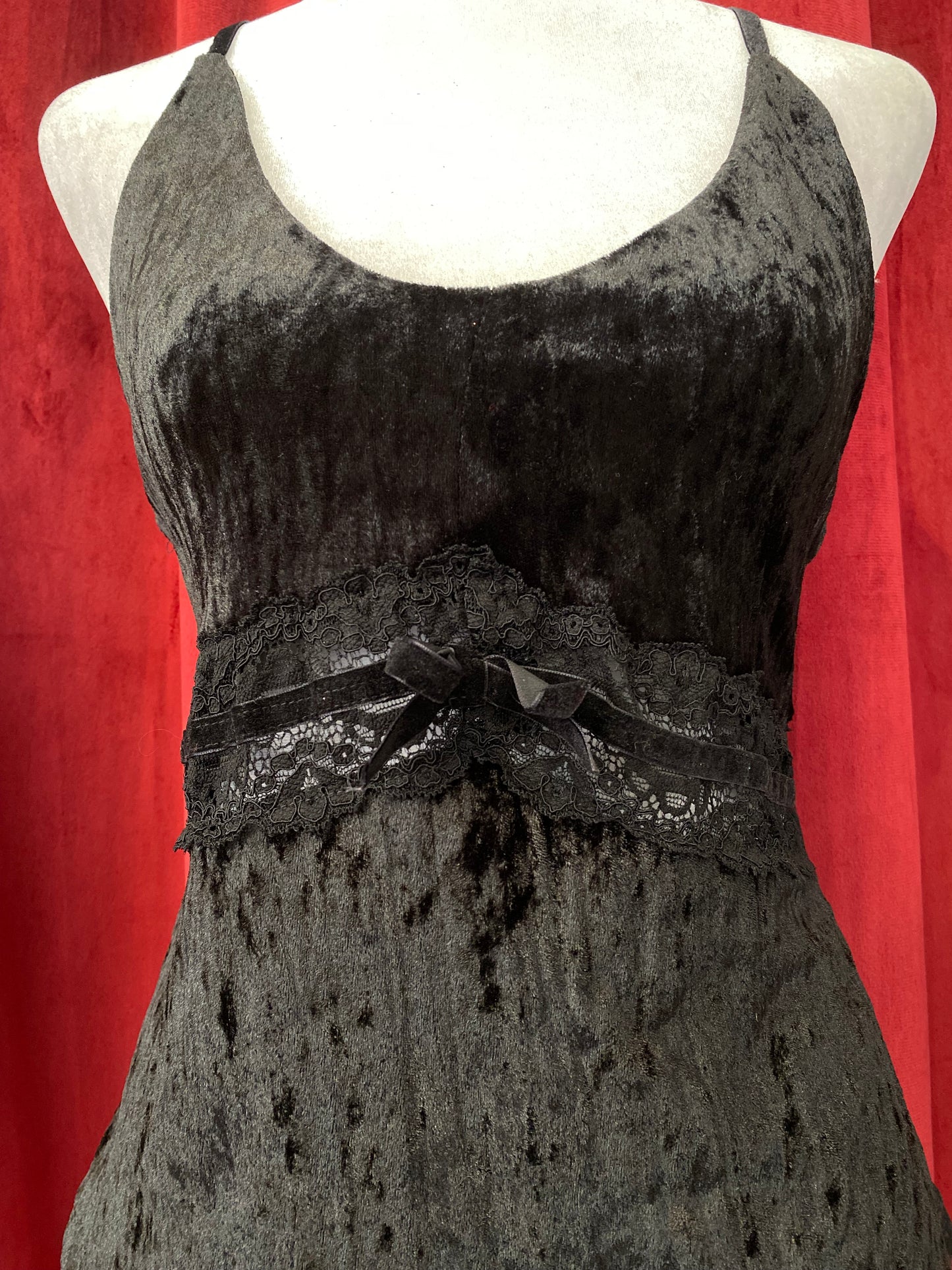 Black velvet top with bow and lace details 🖤