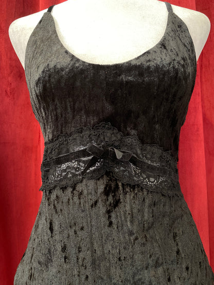 Black velvet top with bow and lace details 🖤