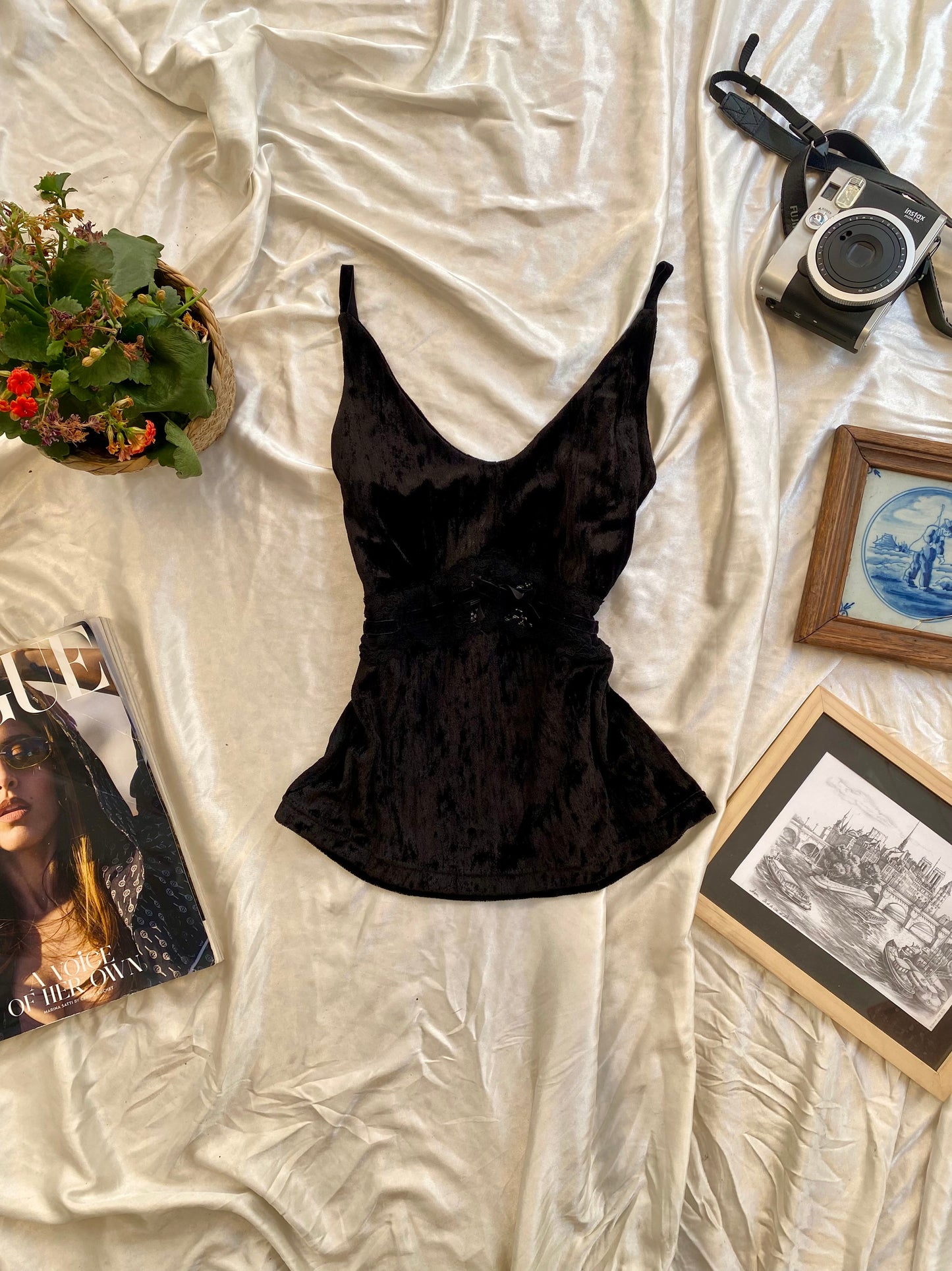 Black velvet top with bow and lace details 🖤