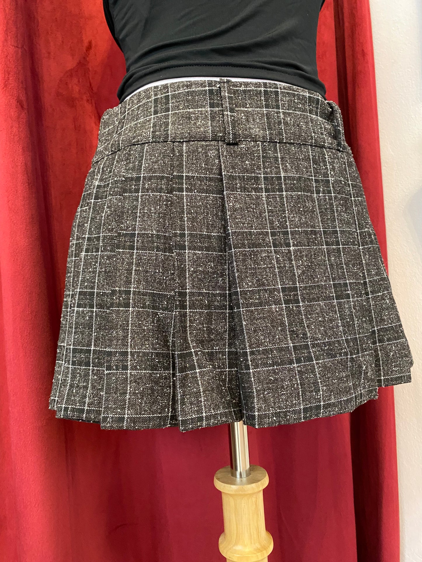 Mini pleated grey skirt