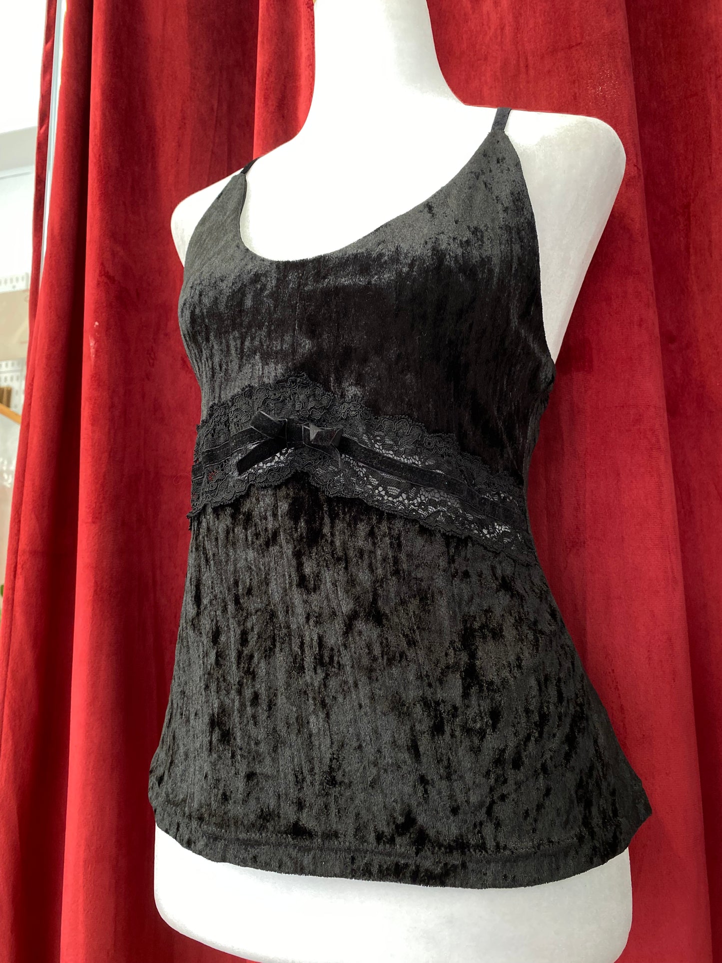 Black velvet top with bow and lace details 🖤