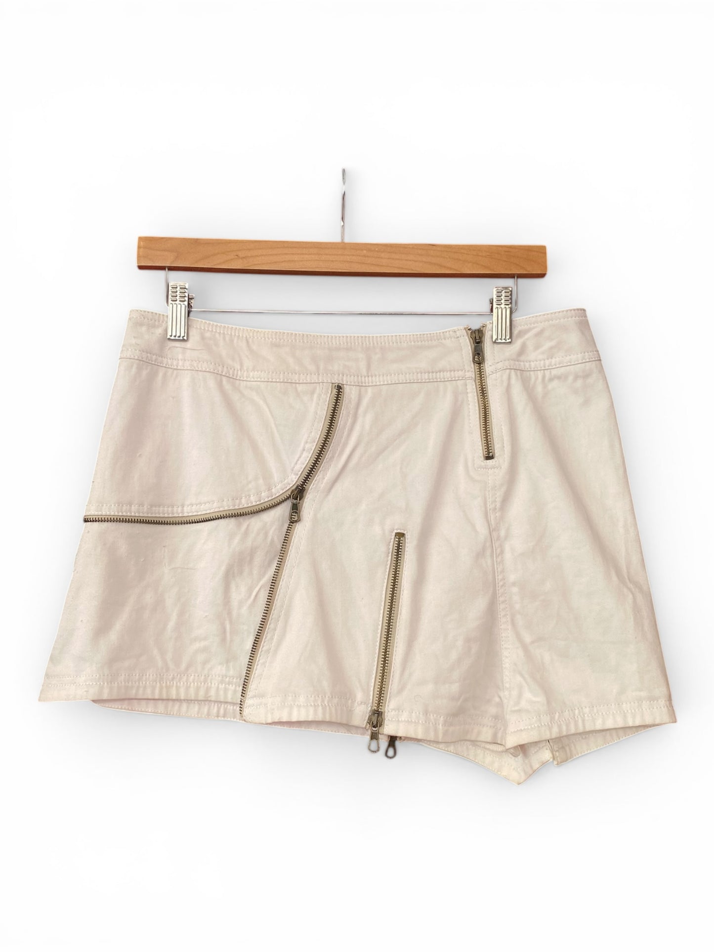 White mini skirt with zippers 🤍