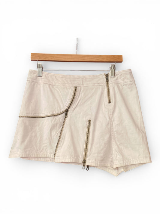 White mini skirt with zippers 🤍