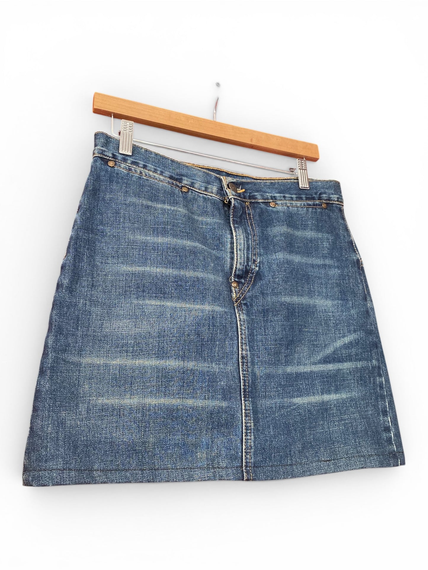 90s Levi’s longer mini skirt 🌊