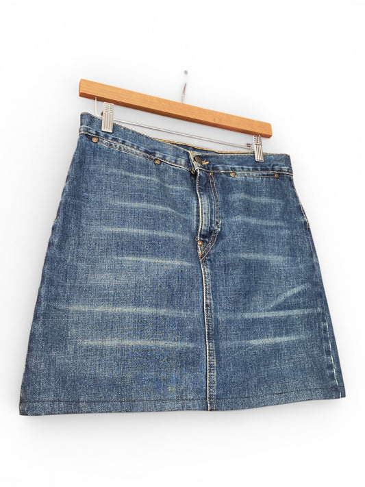 90s Levi’s longer mini skirt 🌊