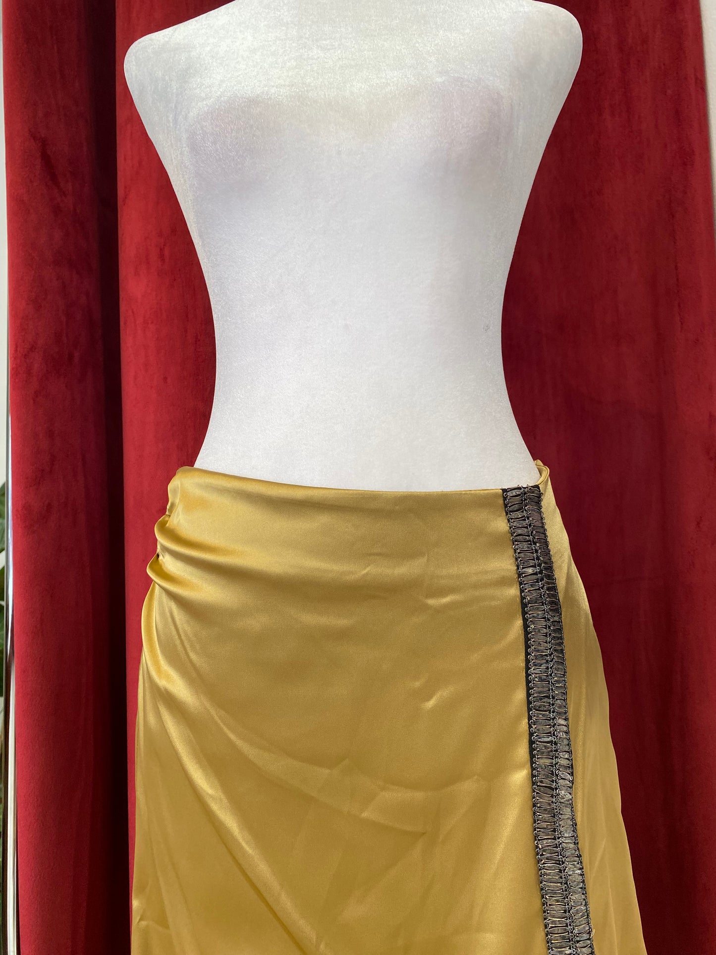 Brand new satin Toi&Moi gold skirt