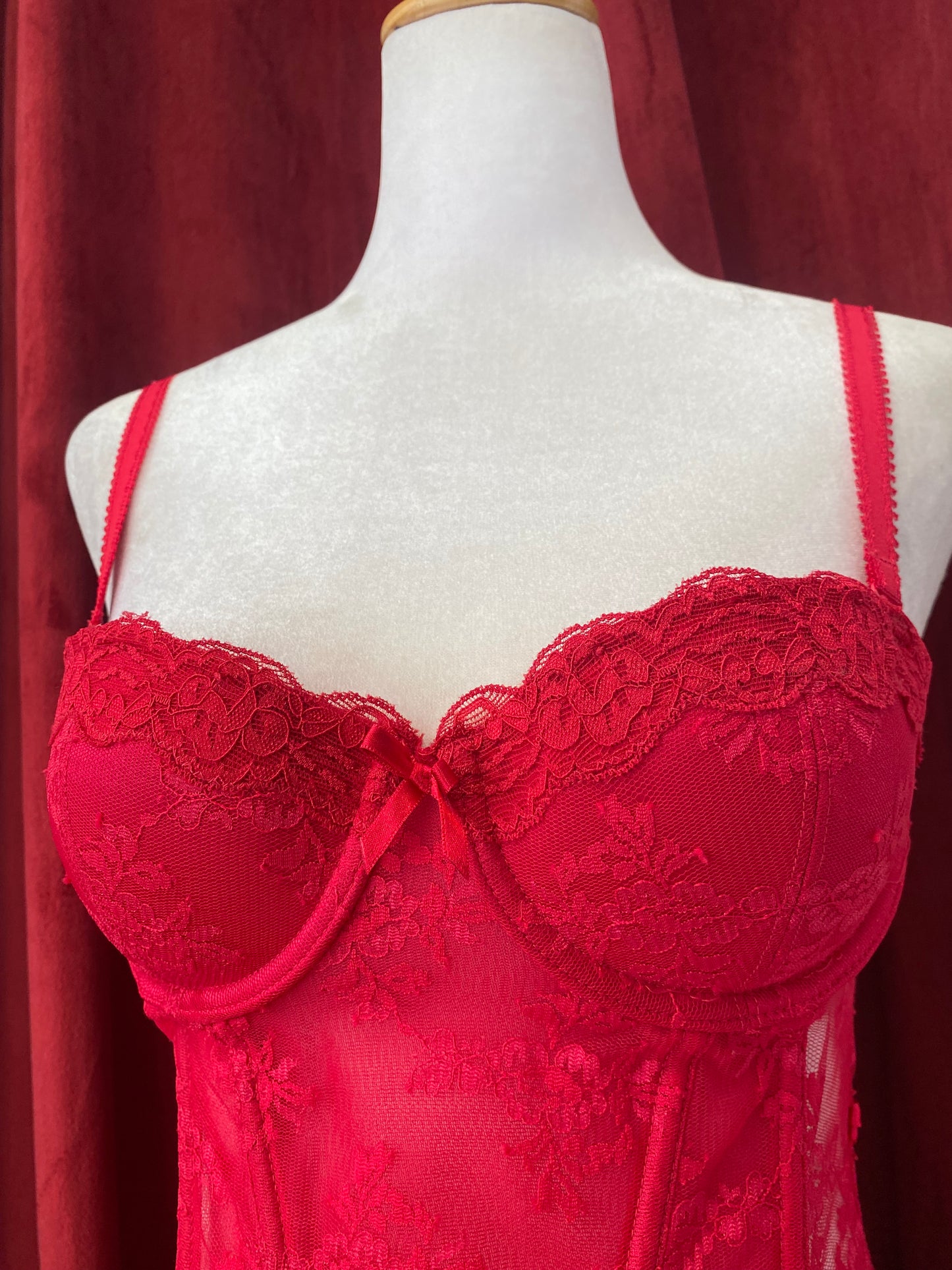 Red lace c*nty corset 💋