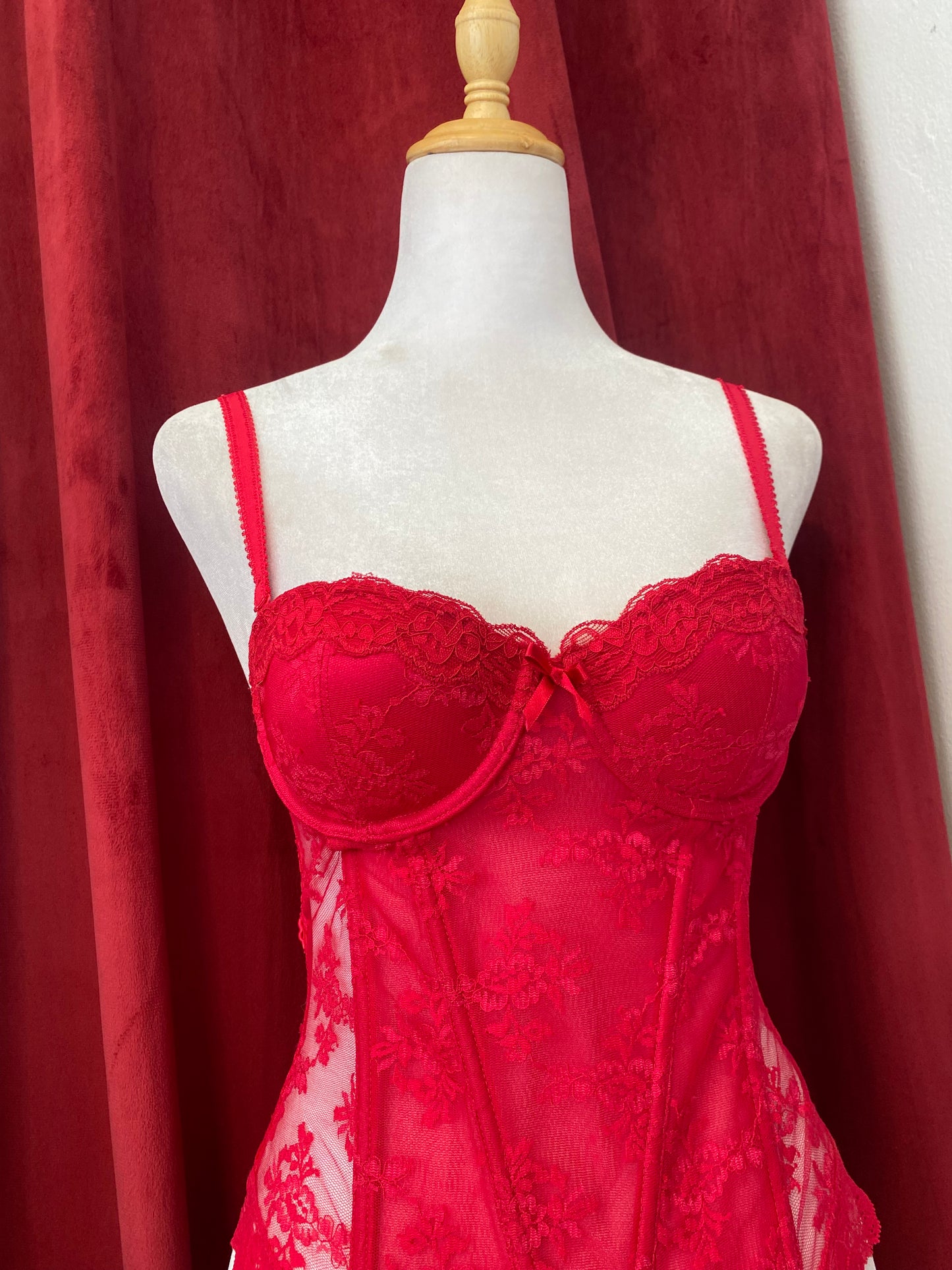 Red lace c*nty corset 💋