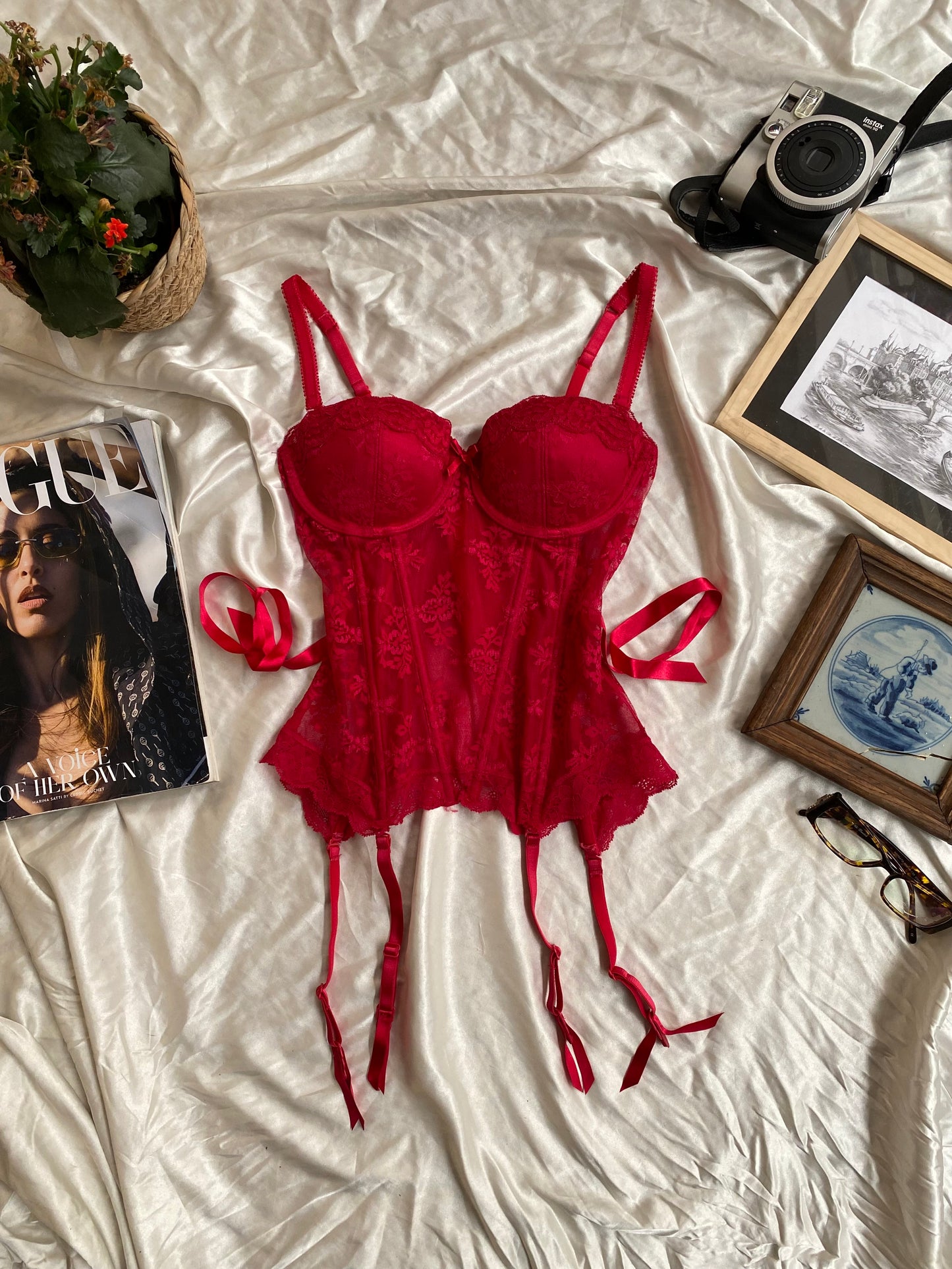 Red lace c*nty corset 💋