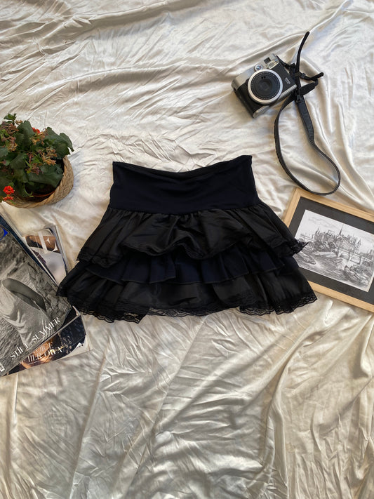 Mini ruffled skirt 🎥