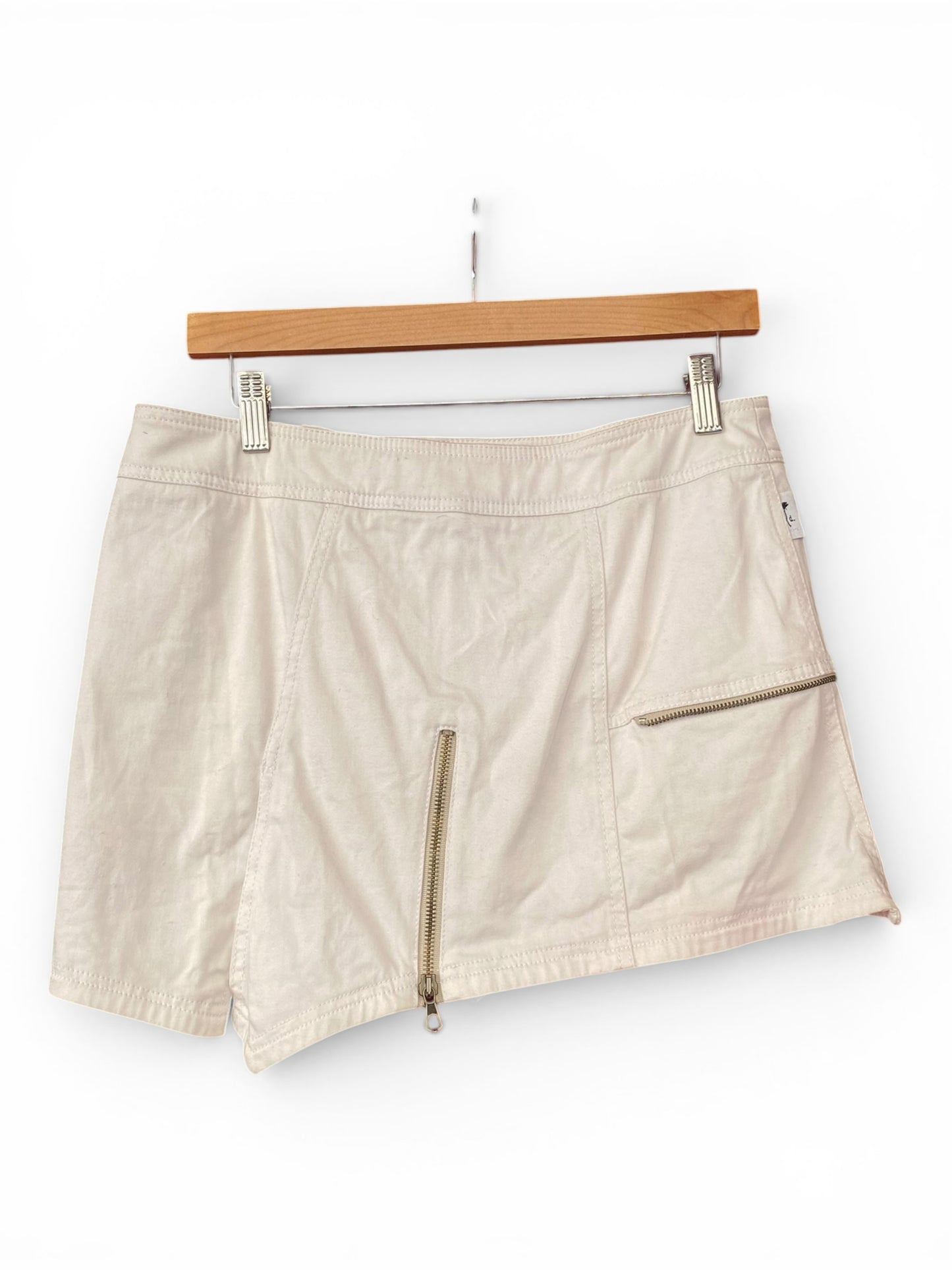 White mini skirt with zippers 🤍